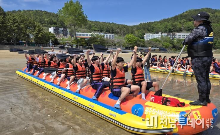 9일 첨단중학교 학생들이 발포해수욕장에서 바다보팅을 하기전 사전교육을 받고 있다