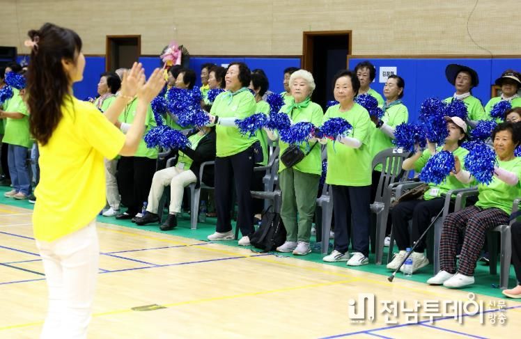 ‘어머니 한글학교’가 강진국민체육센터 제1실내체육관에서 가을운동회를 개최했다.