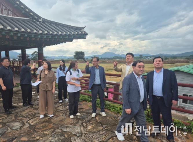 울산시의회 방문단이 병영면 도시재생사업 현장을 둘러보는 모습
