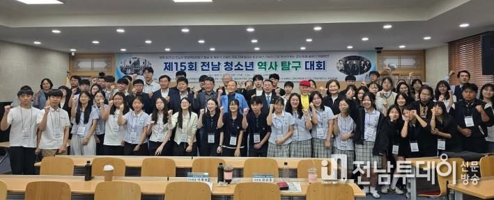 학생들과 전남교육청 관계자들이 20일 전남대학교에서 열린 ‘제15회 전남청소년역사탐구대회’를 마친 뒤 기념사진 촬영을 하고 있다.