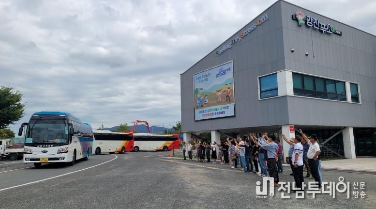 지난 19일 종합운동장에서 국제고등학교 학생을 환송하는 푸소 농가의 모습