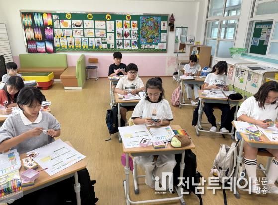 전라남도교육청 진로진학상담센터가 23일 구례 문척초등학교 학생을 대상으로 ‘2025. 하반기 초‧중 찾아가는 진로교육’을 실시하고 있다.