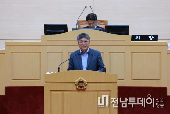 신의준 의원(완도2, 더불어민주당)이 본회의장에서 해양수산국장에게 도정질문을 하고있다.