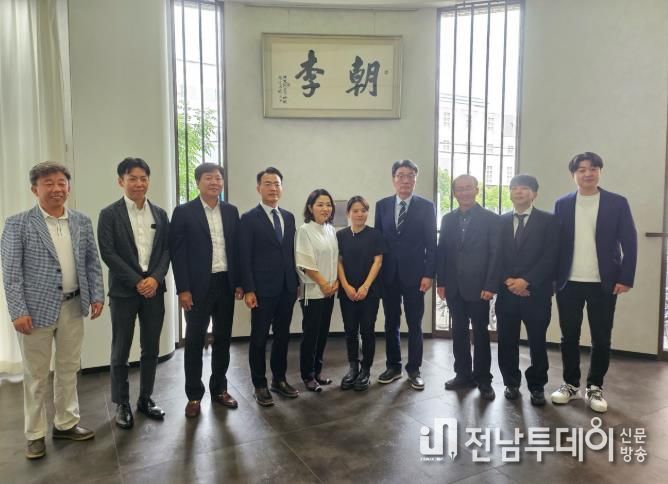 강진군과 ㈜이조원이 일본 오사카 현지에서 강진쌀 이용 한식당 현판식을 가졌다.