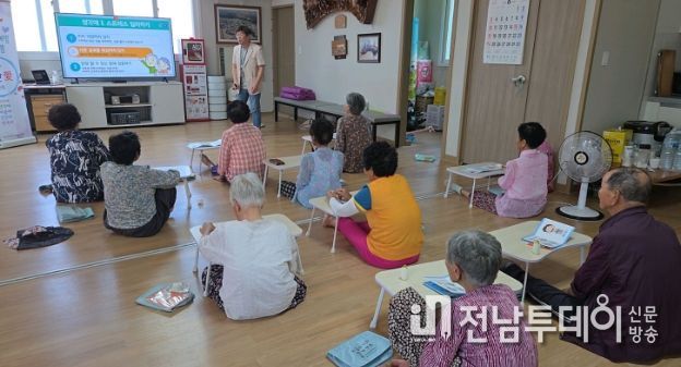 프로그램에 참여하고 있는 곡성군 어르신들