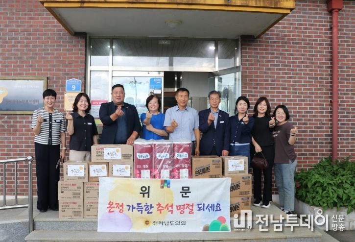 영암군 사회복지시설 찾아 위문품 전달