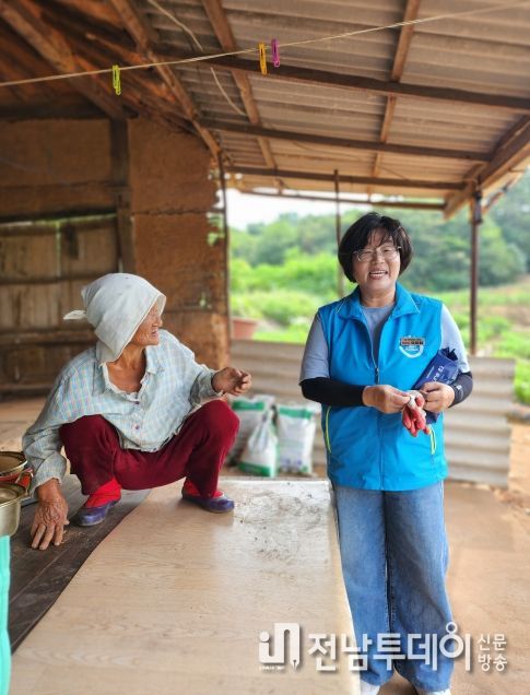 오미화 의원은 영광군과 함께하는 복지기동대 현장을 찾아 어르신의 애로사항을 청취하고, 어르신 댁 환경개선을 위해 구슬땀을 흘리고 있다.