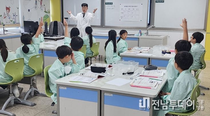 전남교과교육연구회 2025학년도 제3차 수업나눔 연수회가 진행되고 있다.