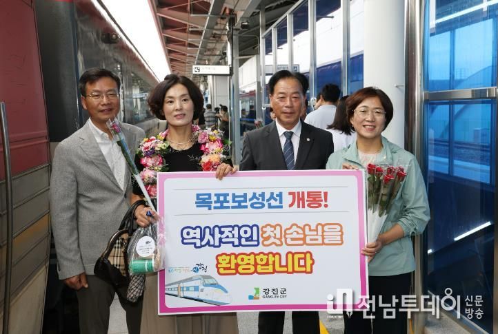 27일 첫 개통한 목포보성선 기차가 강진역 플랫폼으로 들어왔다.