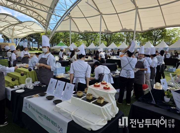 전남교육감배 제3회 학생 요리&제과제빵 경연대회가 펼쳐지고 있다.