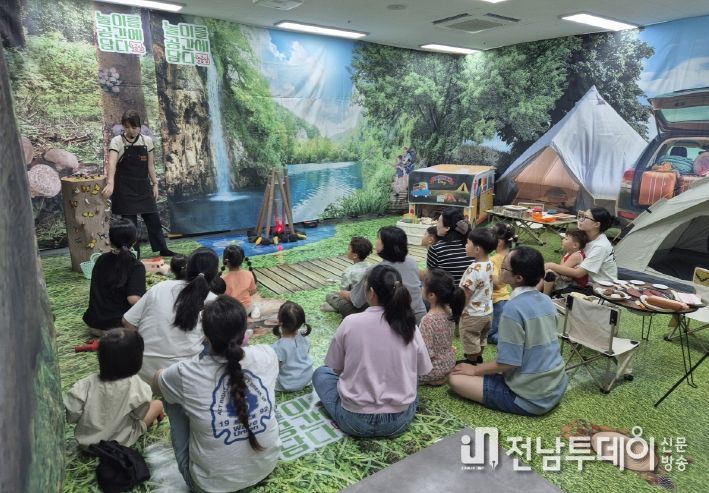 어린이와 가족들이 팝업놀이터에서 놀이 체험을 하고 있다.