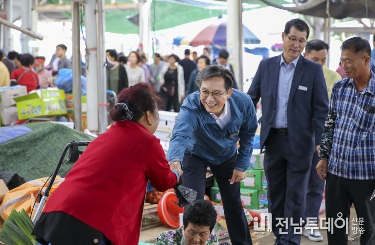 영암군, 추석 앞두고 전통시장 등 장바구니 물가 점검