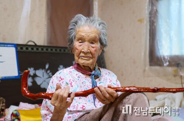 영암군, 100세 어르신에게 청려장 전달