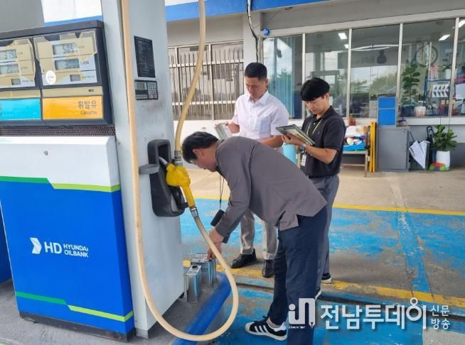 품질 및 정량 검사를 위해 석유제품을 채취하는 모습이다.