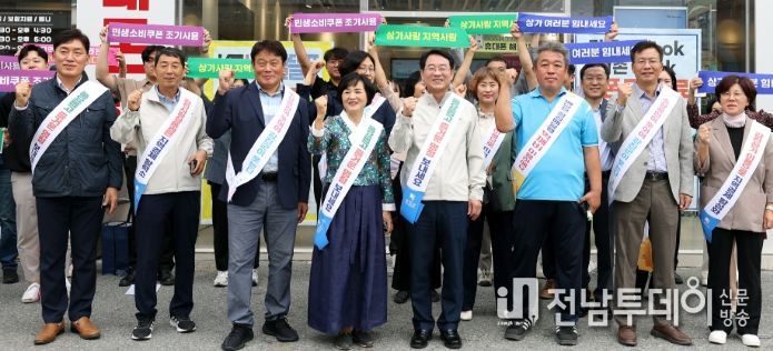 강진원 강진군수가 지역경제 활성화를 위해 강진읍 상가를 돌며 소상공인들의 애로사항을 듣고 직접 상품을 구매했다.