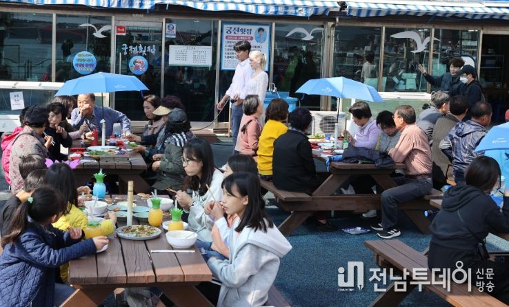 강진마량놀토수산시장을 찾은 관광객들의 모습이다.