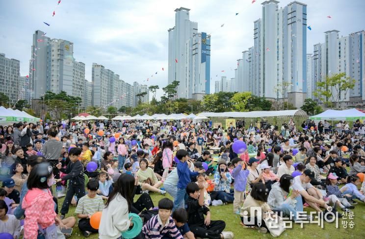 지난 19일 신대도서관 잔디광장에서 열린 ‘신트럴파크 북크닉’ 행사를 즐기고 있는 시민들