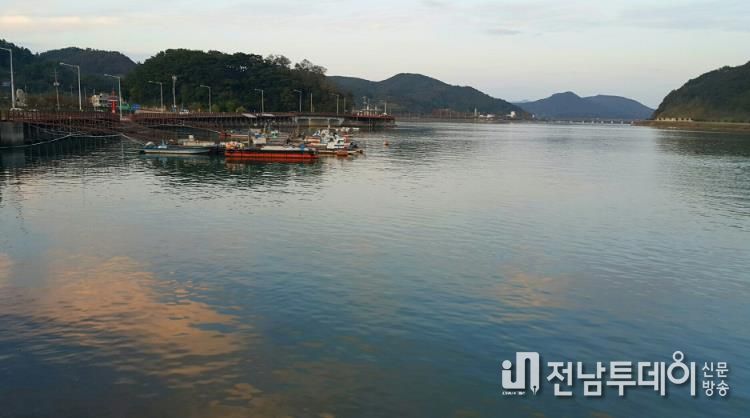 가을빛 따라 걷는 망덕포구와 배알도 섬 정원, 오감이 힐링되는 가을 여행지로 인기 - 관광과(가을빛으로 물드는 망덕포구)