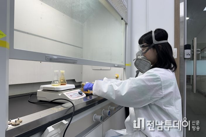 퇴비 부숙도 검사를 위해 분석시료를 훔후드에서 가열하여 분해하는 모습