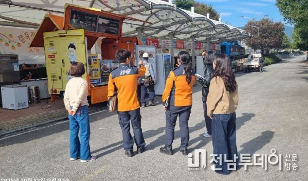제25회 곡성심청어린이대축제의 안정적인 개최를 위해 유관기관 합동점검을 하고 있는 모습