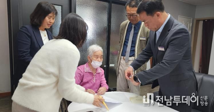 최인환 동복면장이 지난 22일(수) 요양시설 및 장기요양 대상자를 직접 방문해 2차 민생회복 소비쿠폰 및 화순군 민생안정지원금 신청을 접수·지급하는 모습