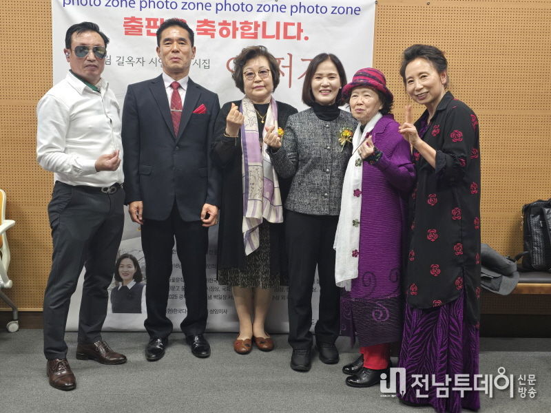 서울시의회 의장 최호정 공로 표창 수여자들의 모습