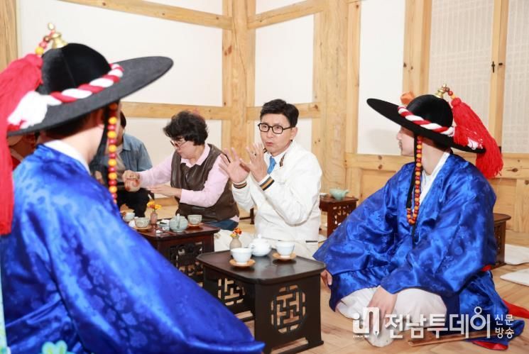 보성군, 역사와 빛이 어우러진 ‘2025 보성 국가유산 야행’ 성료_김철우 보성군수가 이순신 장군차 마시기 체험을 하고 있다