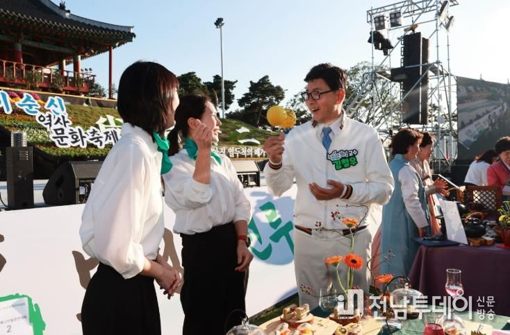 보성군,‘제13회 보성세계차박람회’성황리 마무리_김철우 보성군수가 티아트페스티벌 행사장에서 시음을 하고 있다