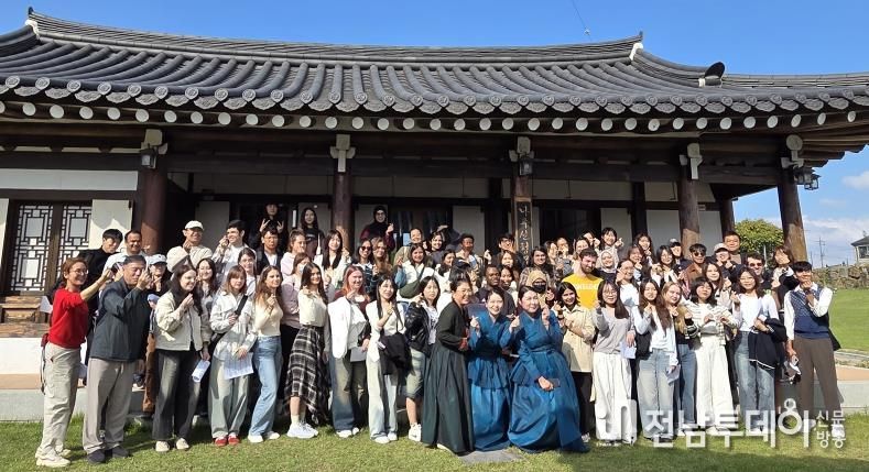 나주시가 외국인 유학생 70여 명을 초청해 문화유산 탐방과 전통문화 체험 행사를 진행했다.