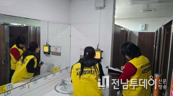 여성친화도시 시민참여단 여성안심귀갓길 현장점검 사진.