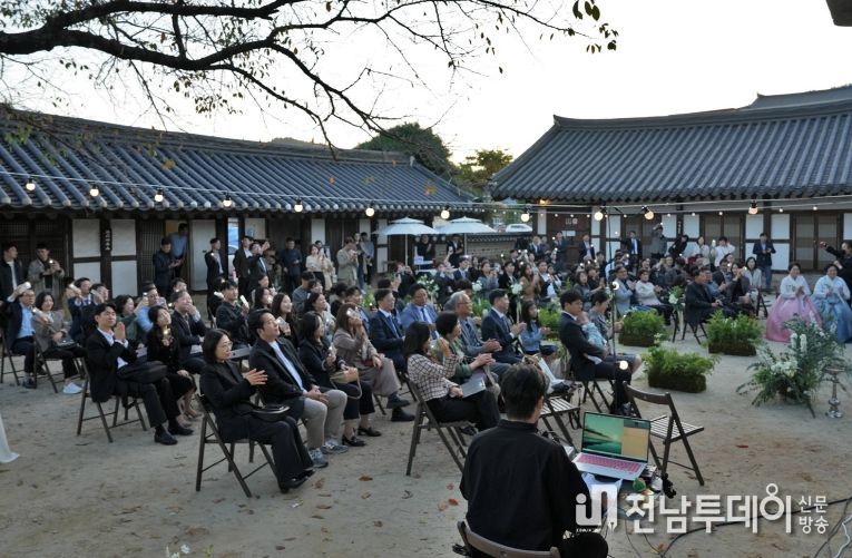 목사내아에서 열린 ‘공공결혼식’ 모습.