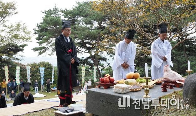 윤병태 나주시장이 지난 25일 전남 나주시 반남면 자미산 고분군 일원에서 ‘자미산 천제‧고분제’를 봉행하고 있다.