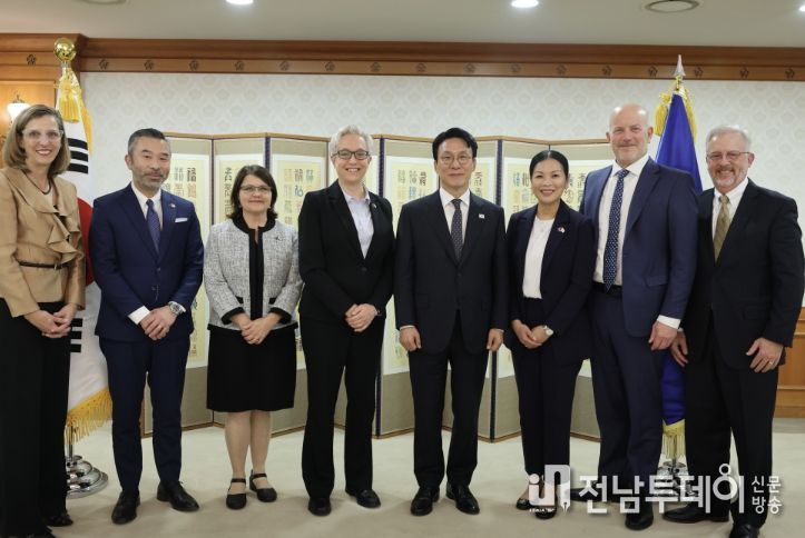 김민석 국무총리가 27일 세종대로 정부서울청사에서 티나 코텍 美 오리건 주지사를 접견, 인사 및 환담을 나누고 있다.