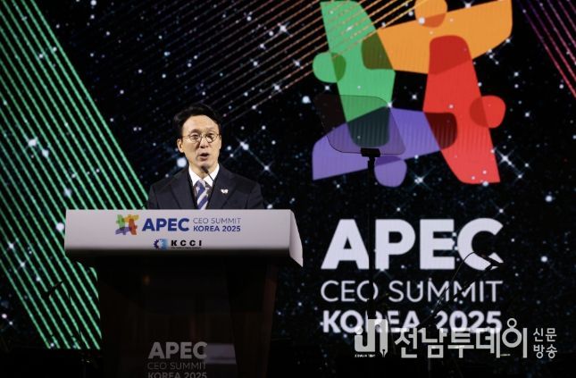 김민석 국무총리가 28일 경주 화랑마을 어울마당에서 열린 '2025 APEC CEO 서밋'의 첫 번째 공식 행사인 환영만찬에 참석, 축사를 하고 있다.