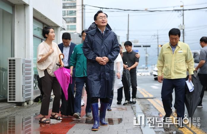 윤병태 나주시장이 지난 7월 집중호우로 침수된 금천면 소재지 일원을 긴급 점검하고 있다.