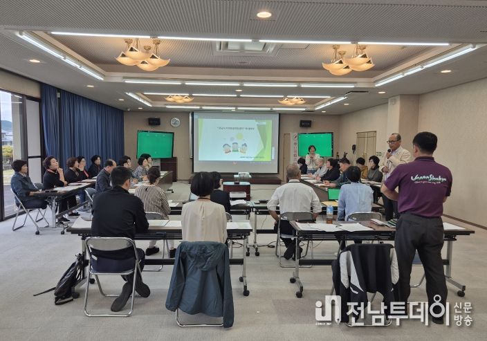 강진군 직원들이 일본 운난시 지역포괄케어센터에서 지역포괄케어 시스템에 대하여 설명을 듣고 있다.