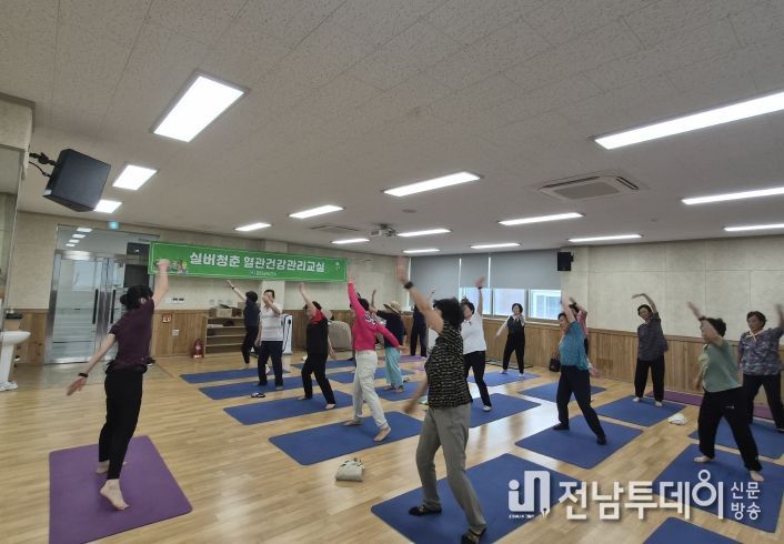 강진군보건소에서 실버청춘 혈관건강 관리교실 프로그램을 실시하고 있다.
