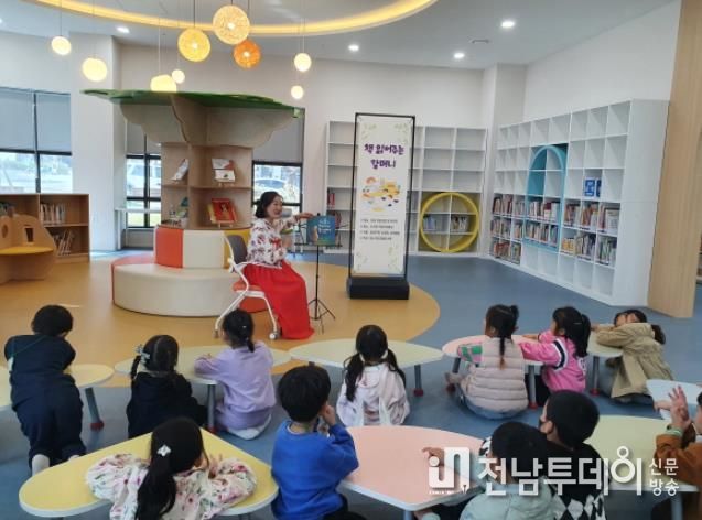 30일 진행된 가을 주제 ‘책 읽어주는 할머니 프로그램’ 운영 모습