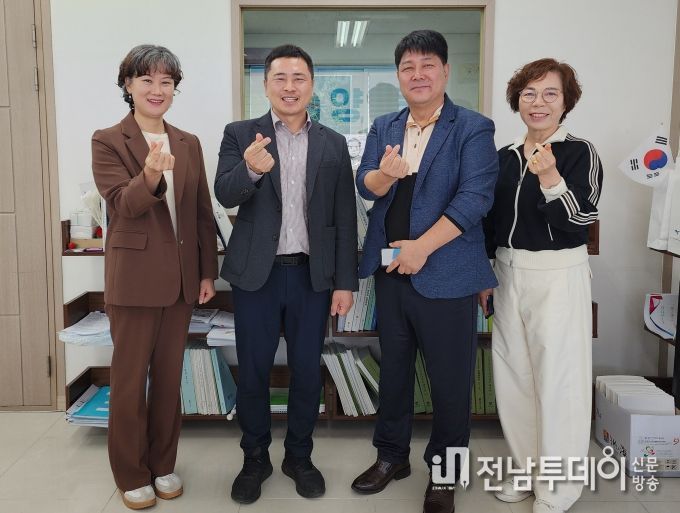 임형석 전남도의원이 10월 28일, 광양사무소에서 광양시내 그룹홈 원장들과 간담회를 마치고 기념사진을 찍고 있다.