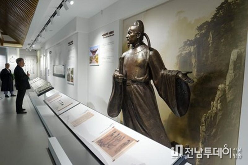 관람객들이 15일 최치원 기념관 내부를 둘러보고 있다. (사진/신화통신)