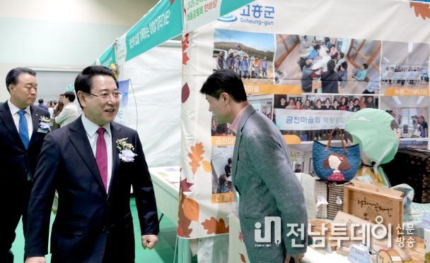 김영록 전라남도지사가 31일 화순 하니움문화스포츠센터에서 열린 2025 전남도 마을공동체 한마당 행사에서 우수사례 시군 부스를 둘러보고 있다.