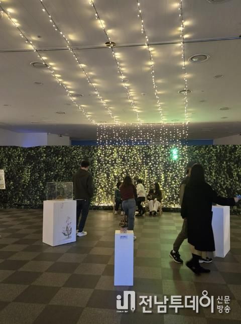 2025 대한민국 국향대전, 함평 군립미술관 내 사군자테마관에서 관람객이 작품을 감상하는 모습