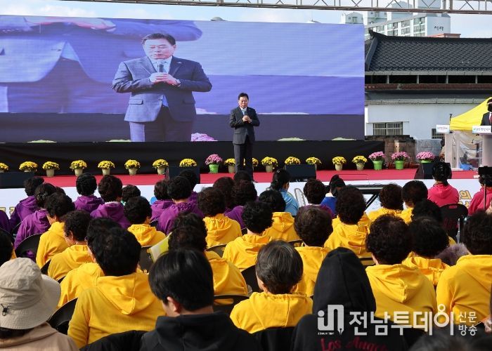 지난 1, 2일 무안읍 뻘낙지거리 일원에서 펼쳐진 무안갯벌낙지축제
