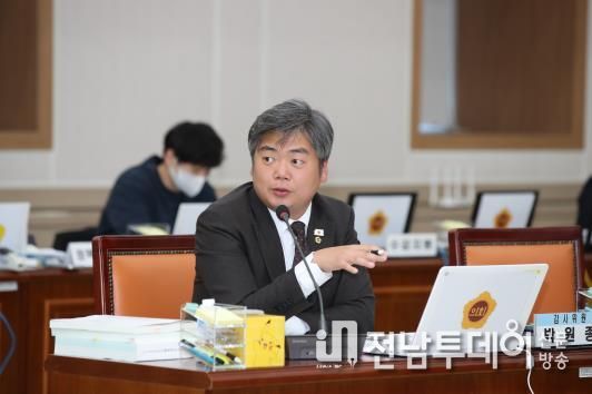 행정사무감사 중인 박원종 전남도의원