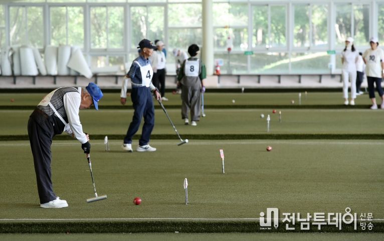 지난해 9월 열린 제28회 광산구 게이트볼협회장기 게이트볼대회에 참가한 어르신들이 경기를 펼치고 있다.