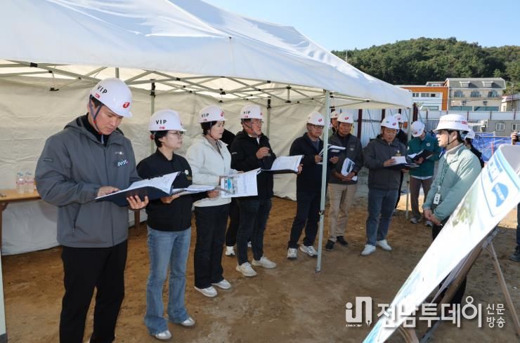 보성군 율포해양복합센터 공사 진행 사항을 점검하고 있다.