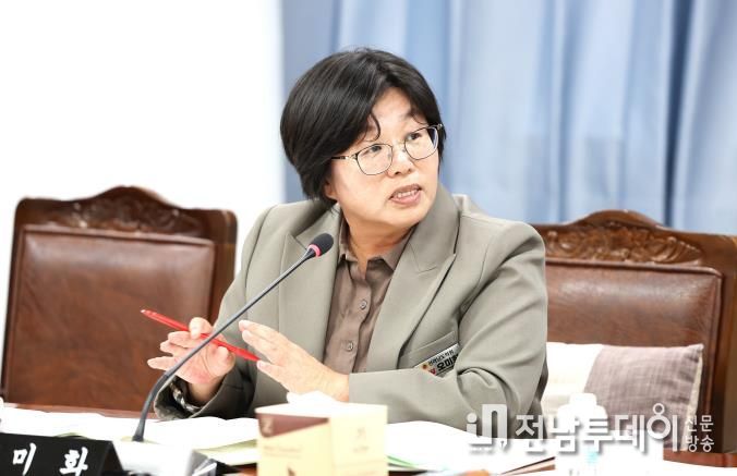 전라남도의회 제395회 제2차 정례회 기획행정위원회 소관 도민행복소통실 행정사무감사(3일)에서 오미화 의원이 집행부를 향해 질의하고 있다.