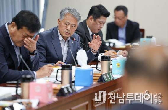 박성재 전남도의원이 농축산식품국 박현식 국장에게 질의하고 있다.