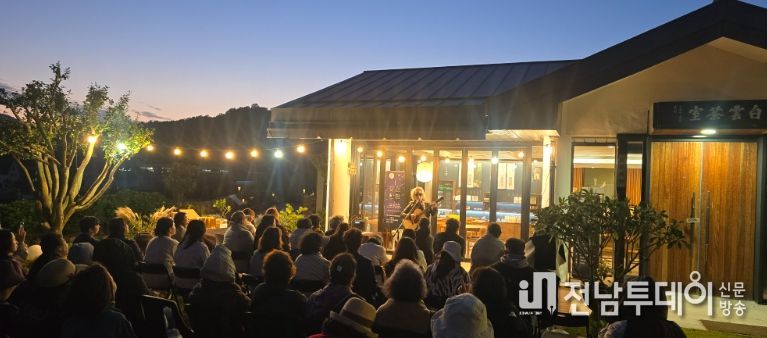 초대가수 이두헌이 ‘다정한 밤 콘서트’를 열고 있다.