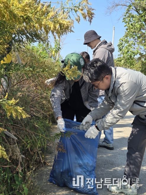 전남교육청교육연수원 행정전문리더과정 연수생들이 환경정화‧사랑나눔 봉사활동을 하고 있다.
